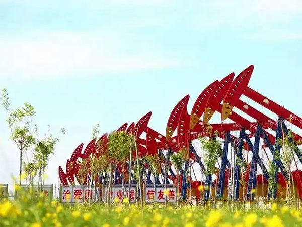 The automatic pipe pusher device of the Downhole Operations Company of Dagang Oilfield reduces burden and empowers.